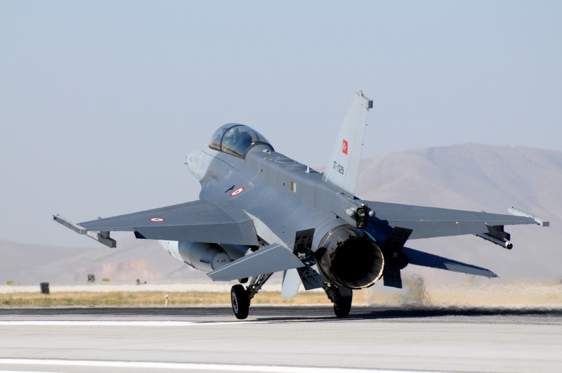 Photo 22.jpg - Only fractions of a second before an F-16 block 50 touches down